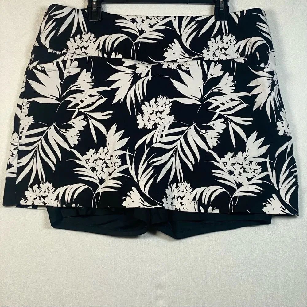 S.C. & Co Black and White Floral Print Skorts Size XXL